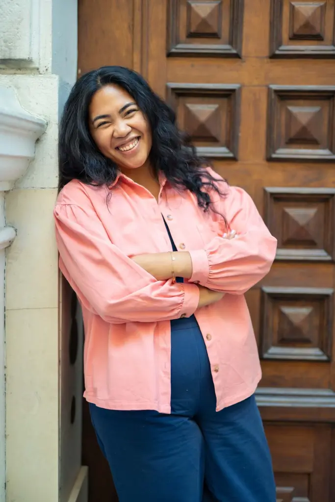 Samantha Tady, Psychotherapeutin und Business Coach in Wien, vor ihrer Praxis in Wien